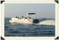 The pontoon boat going acress the water